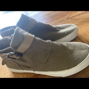 Super cute Blowfish tan/ green canvas shoes